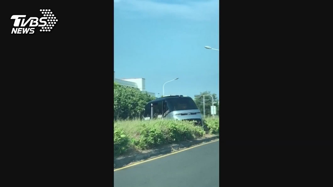 觀光自駕巴士「騎」上分隔島 3乘客飽受驚嚇
