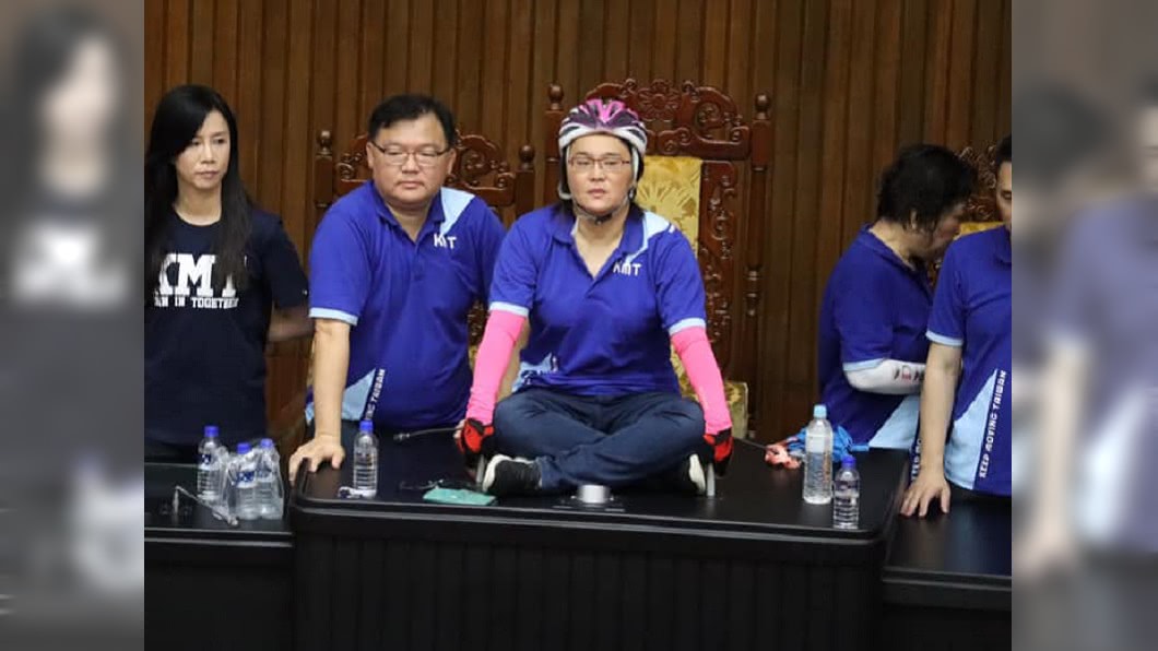 陳玉珍霸占議院主席台一戰成名。(圖/翻攝自陳玉珍臉書)