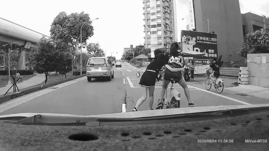 2女單車雙載暴衝馬路中央　小黃司機嚇壞：別出來害人