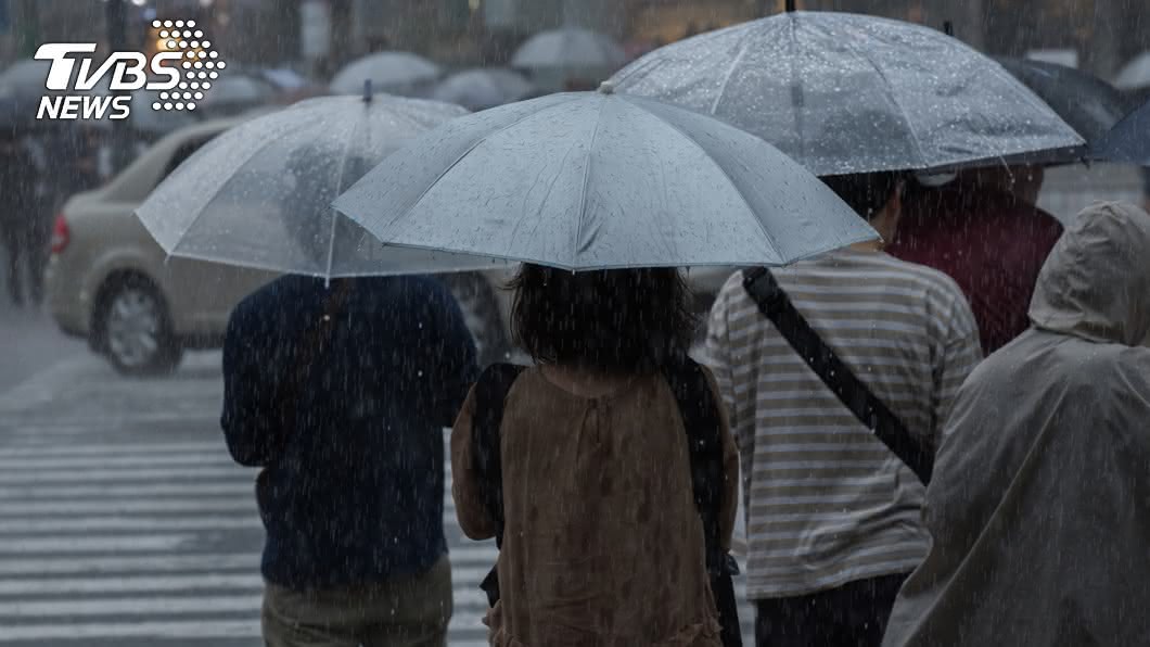 全台12縣市大雨特報 注意短時強降雨、雷擊強陣風