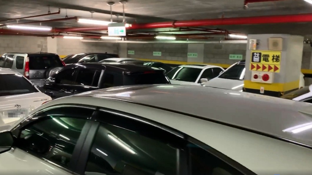 想錢想瘋?停車場走道全塞爆 車主怒等15分:費用照算