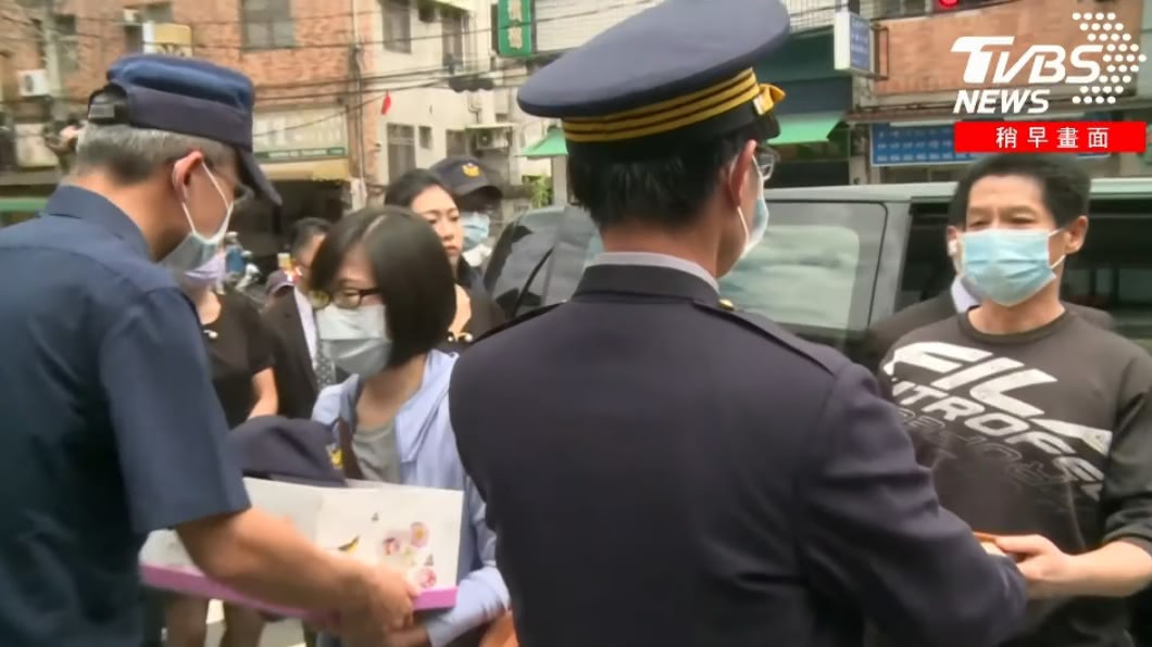 樹林分局長官、同袍致意,送已故警員楊庭豪最後一程。(圖/TVBS)