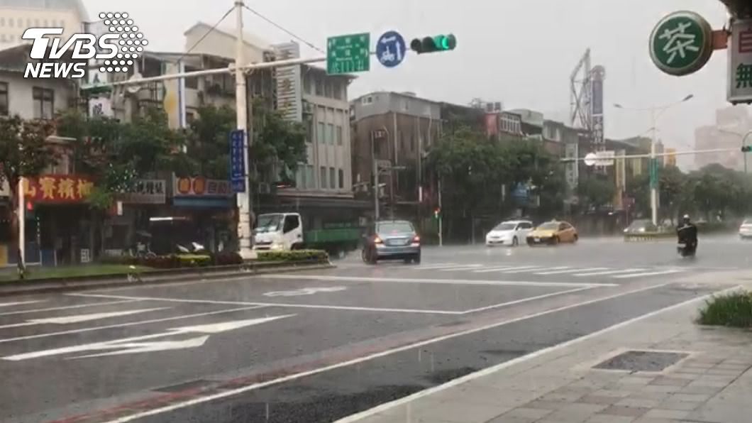 雙北、桃園警戒！慎防強降雨　氣象局5縣市大雨特報