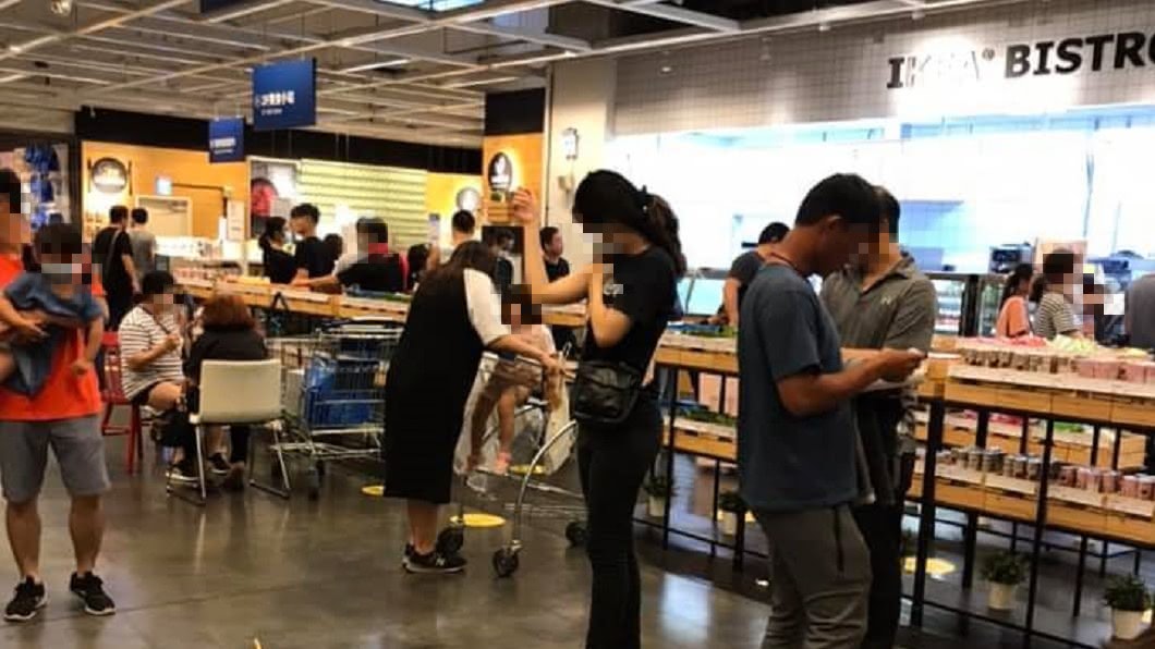 網友在臉書社團「爆廢公社」上PO出2名女子在IKEA餐廳用餐的畫面。(圖/翻攝自臉書社團「爆廢公社」)