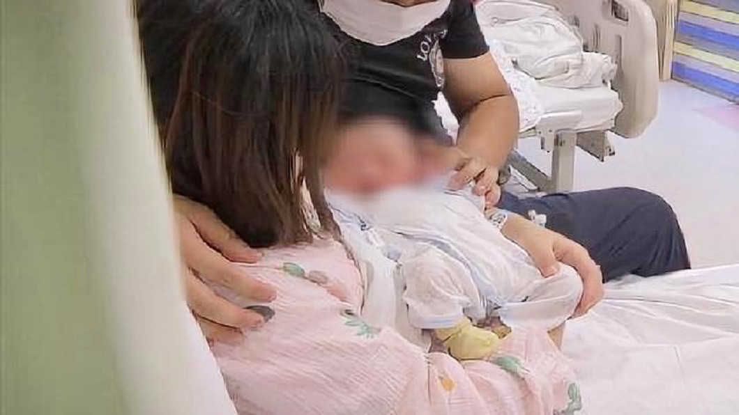 男嬰臍帶繞頸6圈平安出生　母調侃：這孩子真會玩