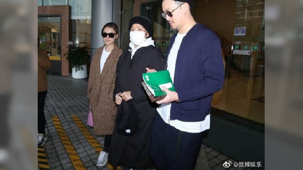 曾國祥曾被拍陪母親進出醫院。（圖／翻攝自微博娛樂微博）