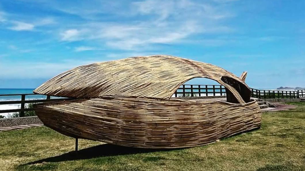 寧埔休憩區的大魚為安盛惠的作品「放在那邊的海」。(圖/東部海岸國家風景區管理處提供)