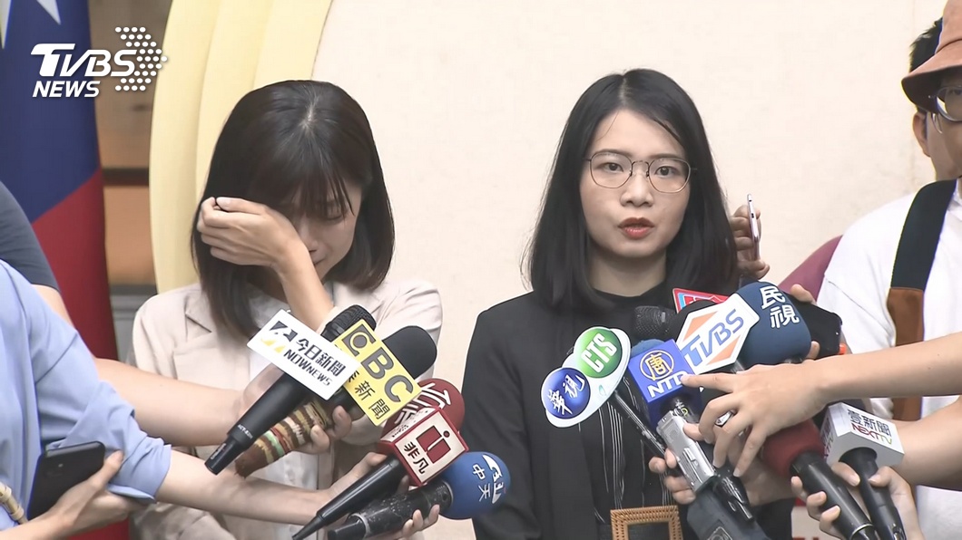林穎孟與黃郁芬在2020年退出時代力量,兩人甚至淚灑議會。(圖/TVBS資料畫面)