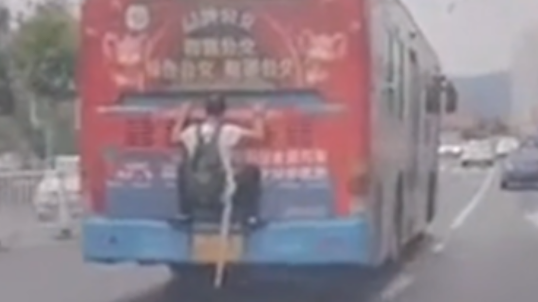 《玩命關頭》翻版！男搭霸王車　「奇葩」化身蜘蛛人