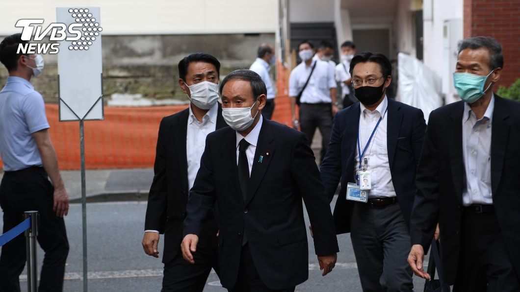 菅義偉現身駐日處悼念李登輝　翁倩玉也到場致意