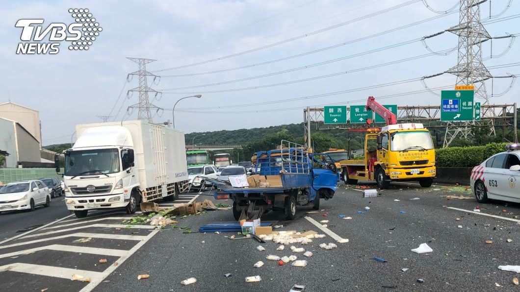 國3北上鶯歌系統事故 3車撞擊、4人送醫
