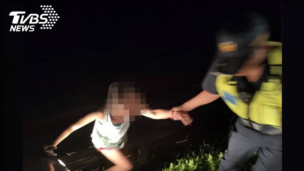 女駕車墜山區圳溝受困　埔里警徹夜協尋救出