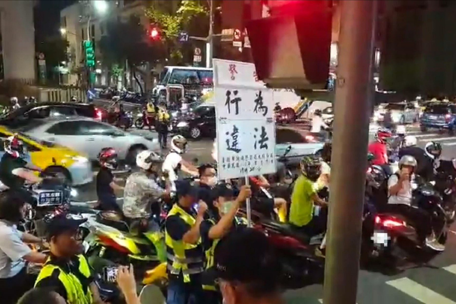 大同分局派出多名警力到場支援。(圖/翻攝自「台灣機車路權促進會」臉書)