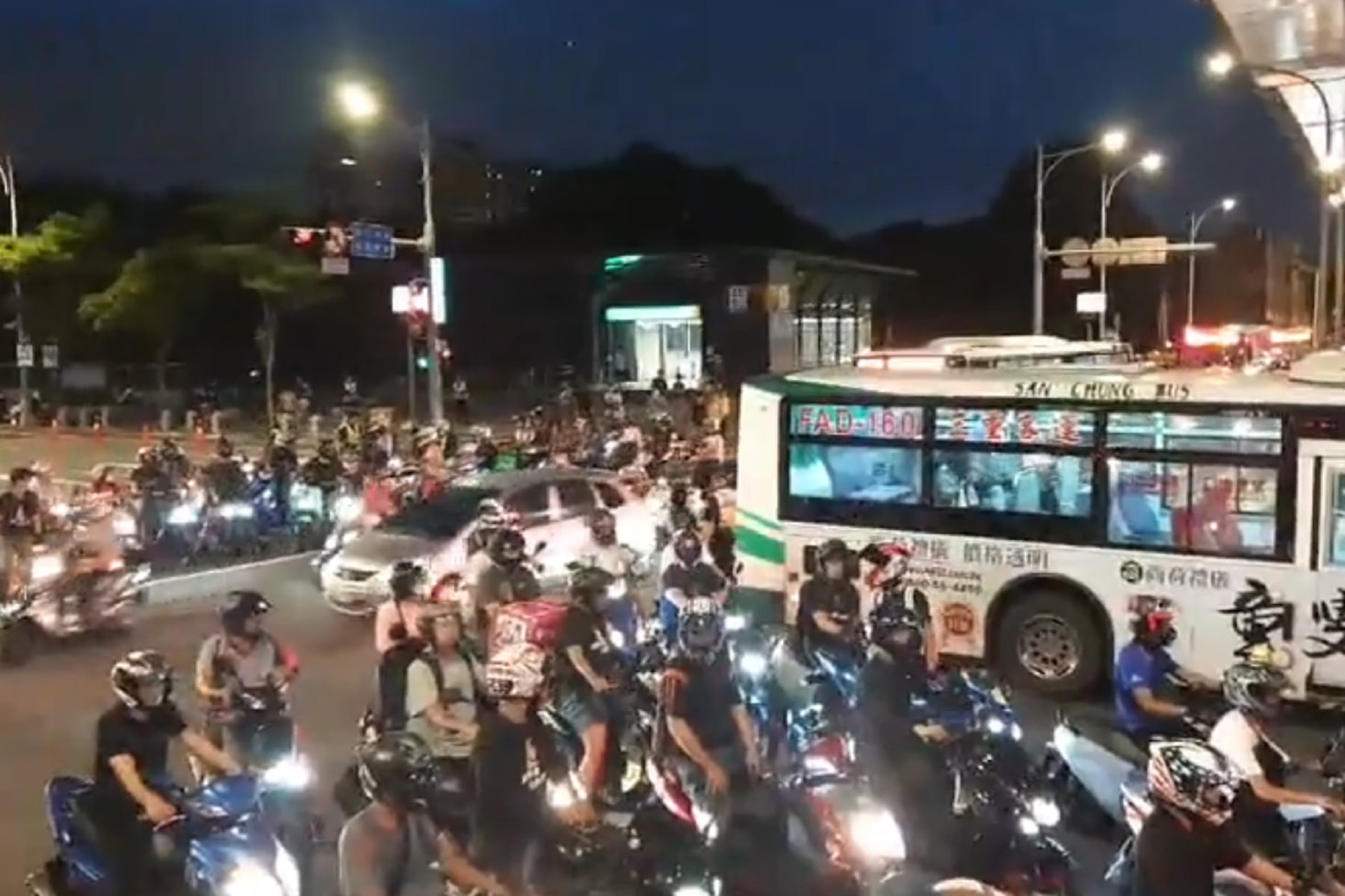 現場車流嚴重回堵。(圖/翻攝自「台灣機車路權促進會」臉書)
