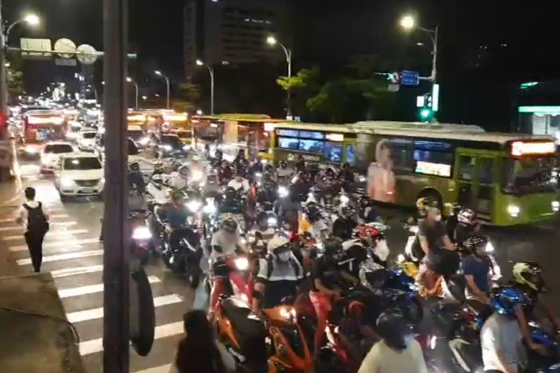 機車「無限待轉」塞爆市民大道!網怒:2hr回不了家