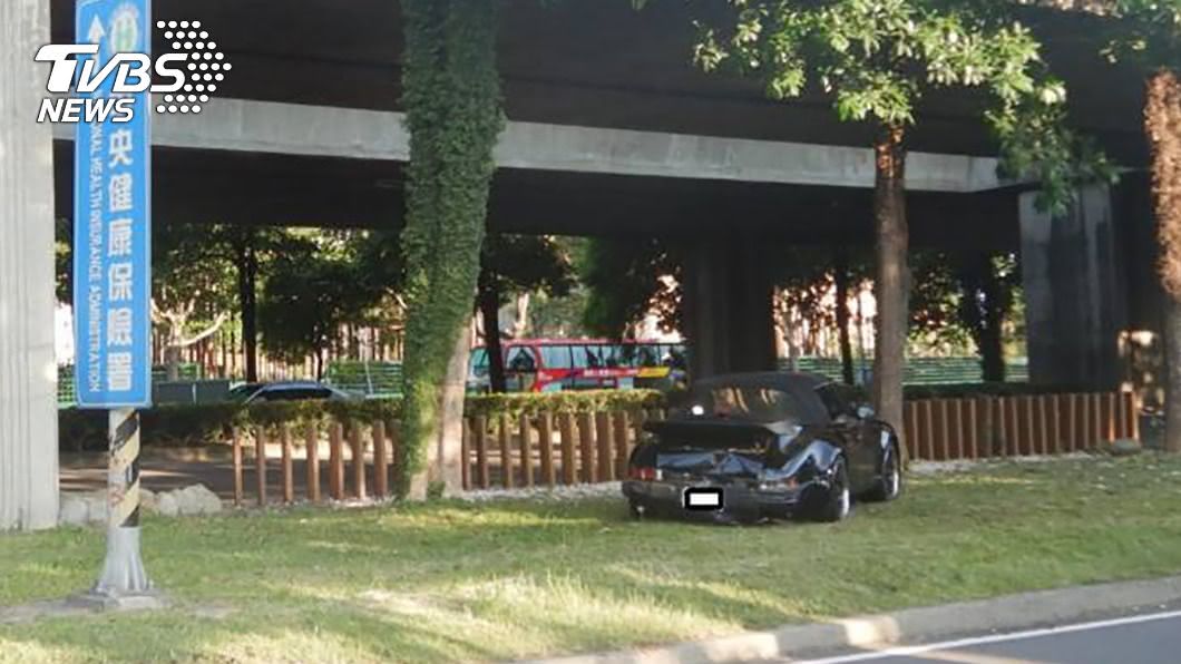 3車追撞才剛做完筆錄 保時捷駕駛失控自撞身亡