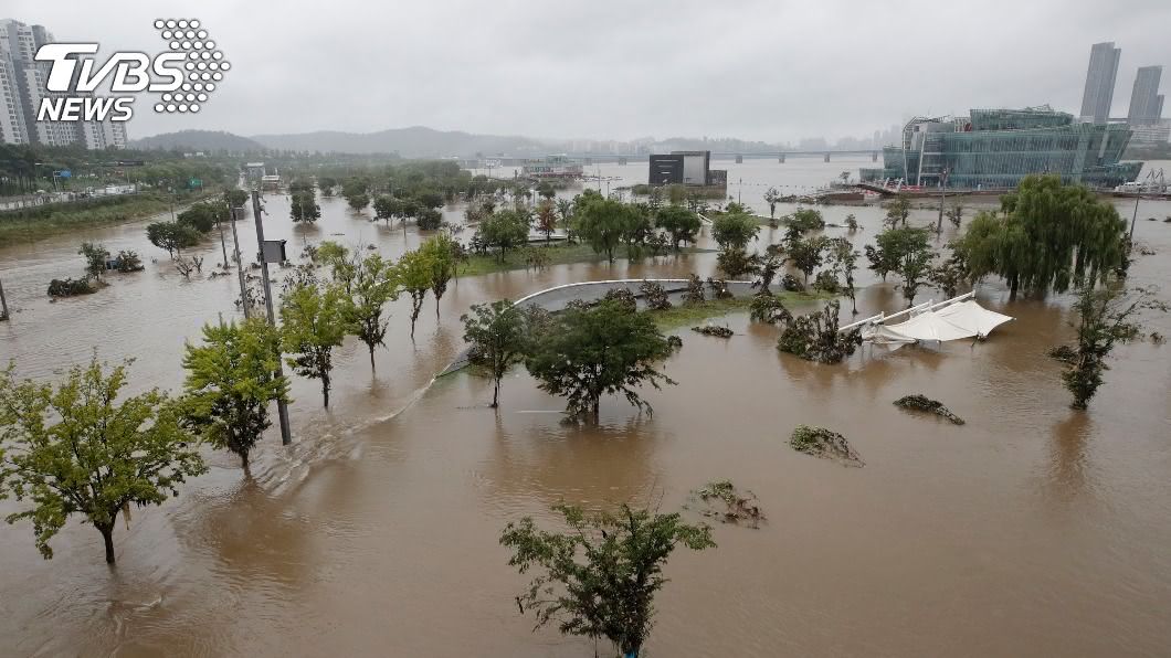 超強梅雨季!韓道路慘淹 轎車倒頭栽滅頂