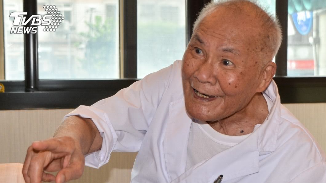 醫師陳奎村已行醫76年。（圖／中央社）