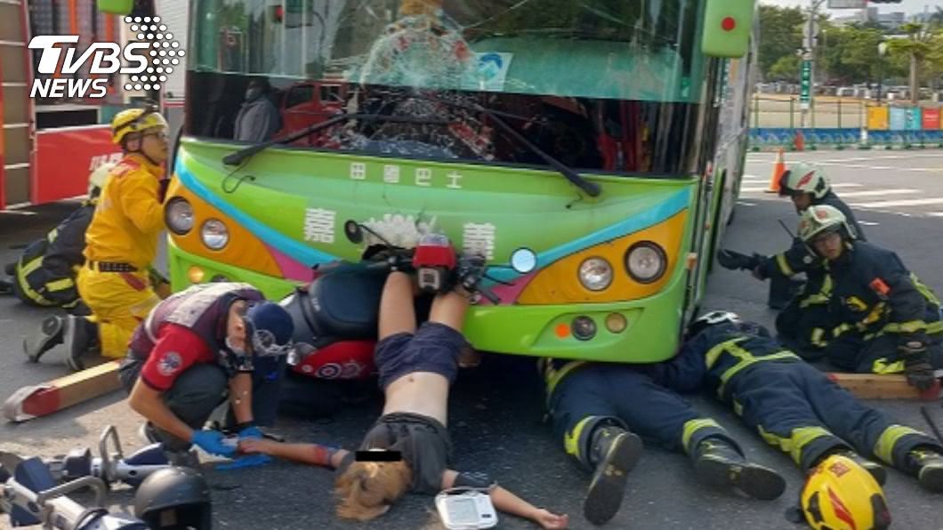 機車與公車對撞　女騎士雙腳慘栽進車頭動彈不得
