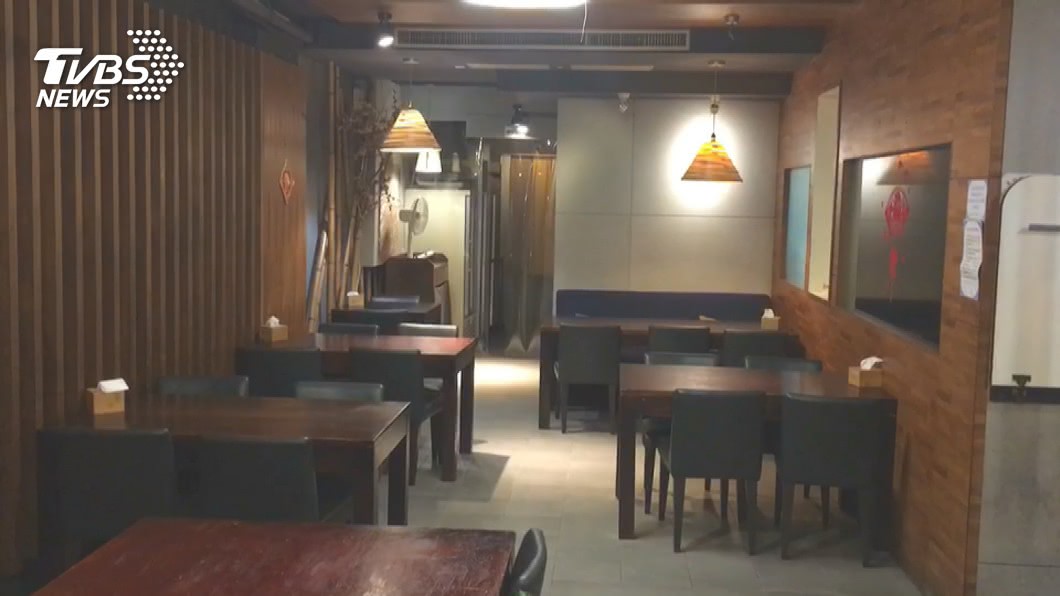 吃到上火!火鍋店冷氣故障 打包食物得自助