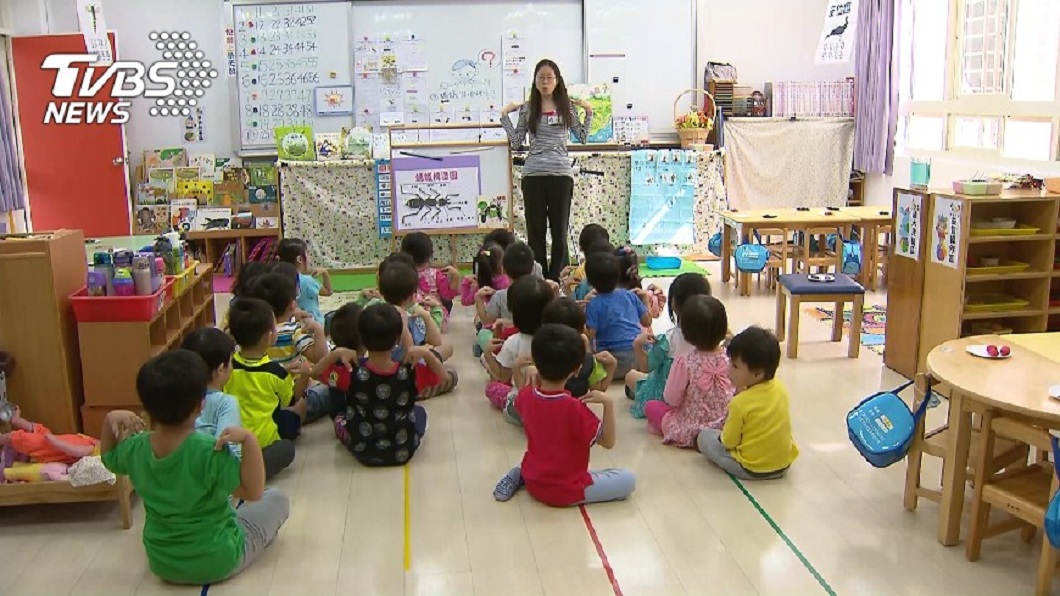 小暖男唱兒歌安慰…女同學哭更慘 母聞歌名嘆:選錯了
