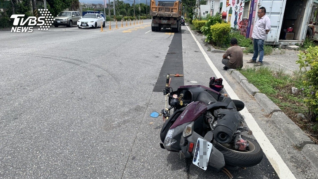 得知輾斃高職同學,大貨車駕駛當場哭喊:真的不是故意的。(圖/TVBS)