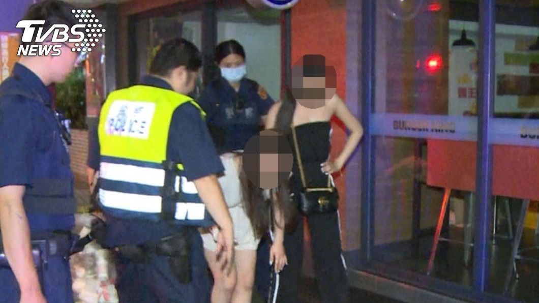 女子遭毆打,隱形眼鏡被打噴。圖/TVBS