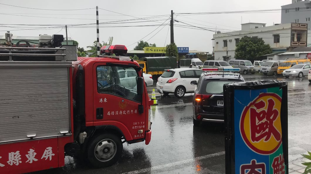 貨櫃車猛撞！東港騎士「上下半身分離」慘死