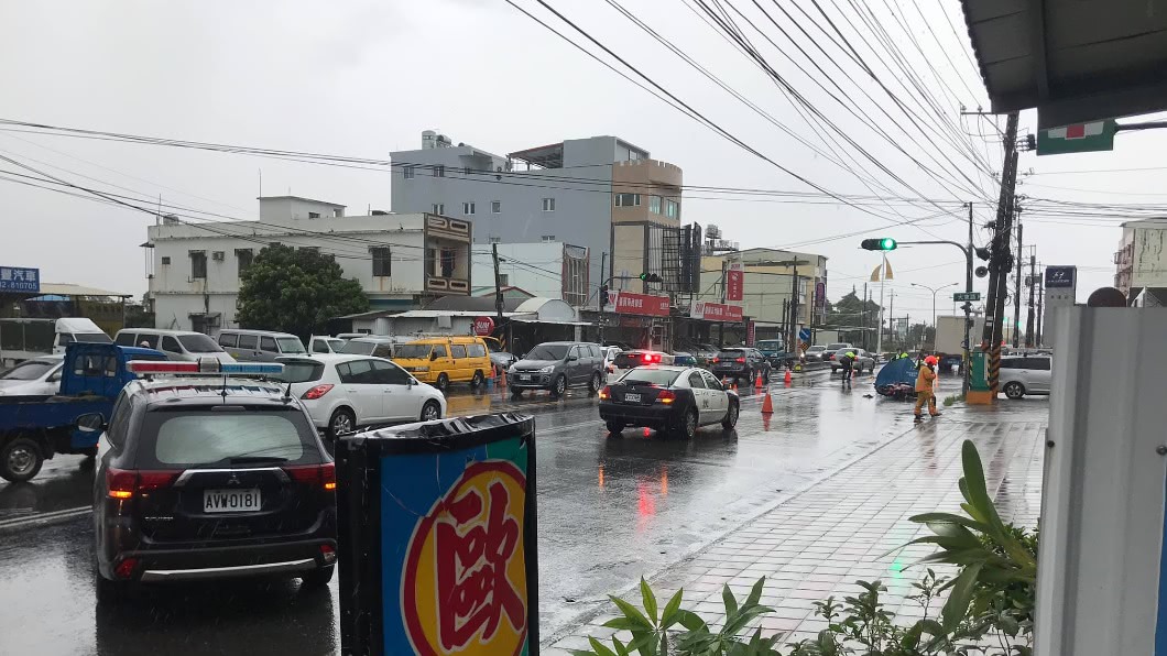 遭撞騎士上下半身分離，警消到場時已明顯死亡。（圖／翻攝自臉書社團「東港五四三」）