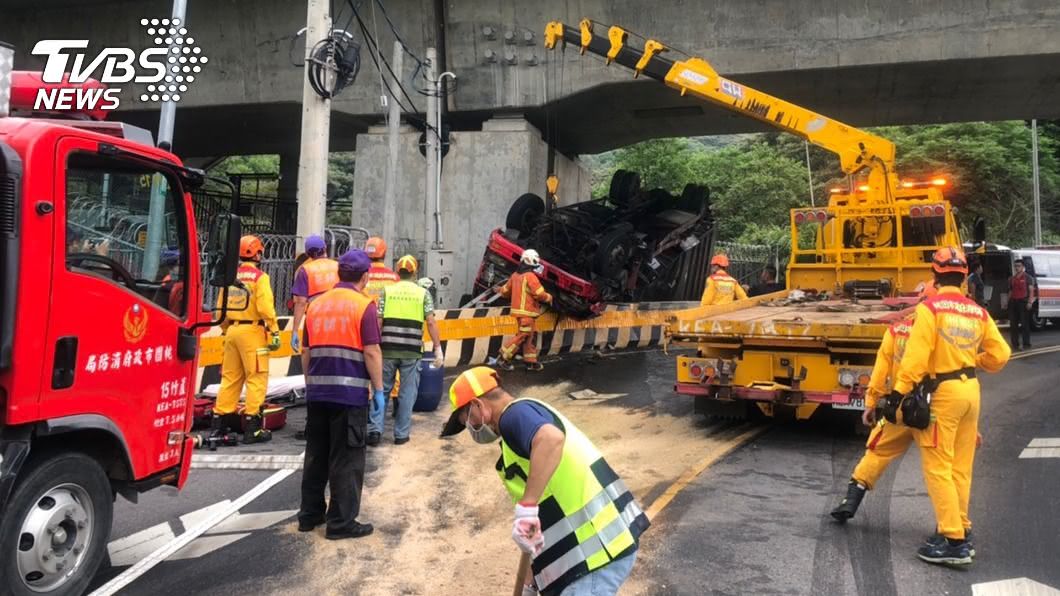 桃園貨車失控衝撞分隔島 2男受困翻覆貨車救出送醫
