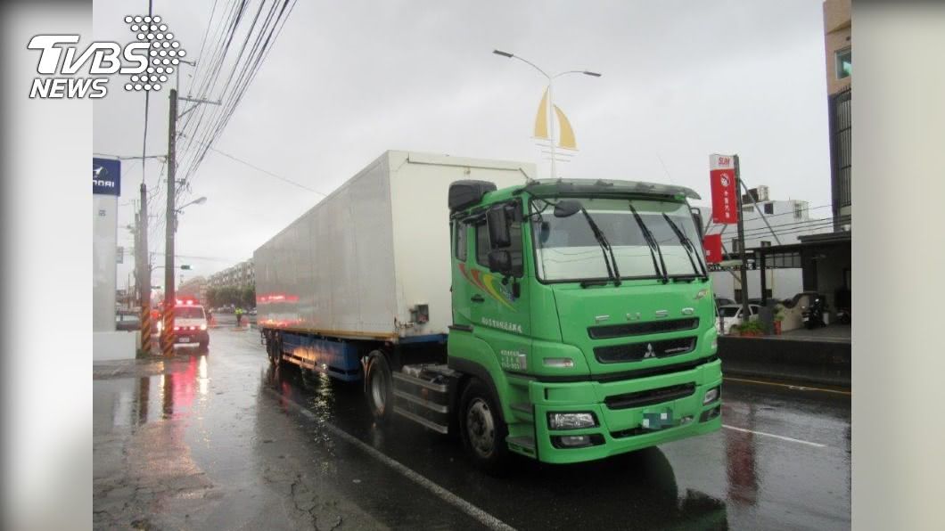 貨櫃車與機車發生擦撞。(圖/TVBS)