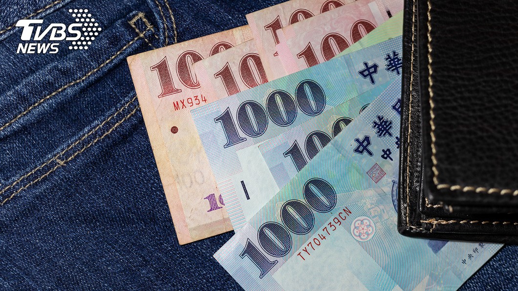 許多長輩會告誡不要亂撿地上東西。（示意圖／shutterstock達志影像）