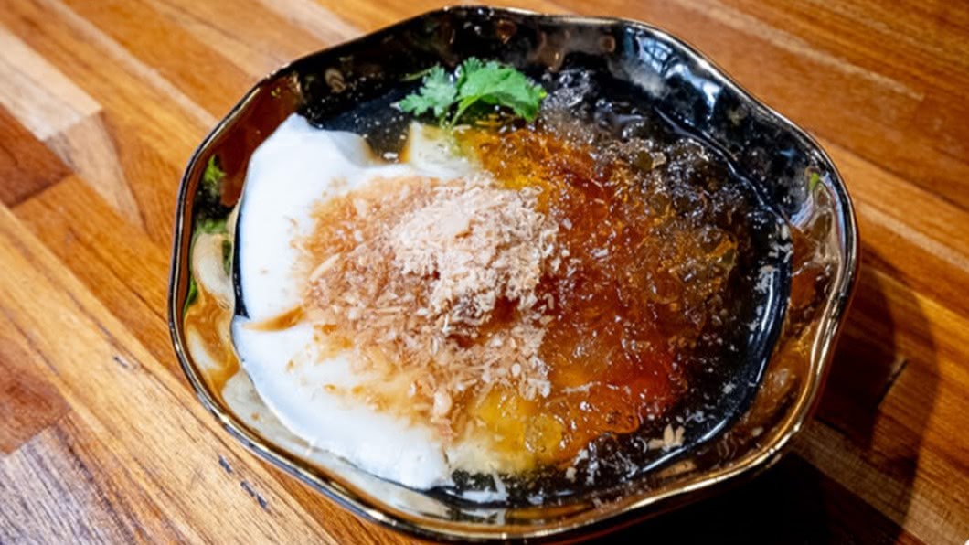 麥芽糖花生桃膠豆花,桃膠是桃樹分泌的樹脂。(圖/桃桃的旅人手札提供)