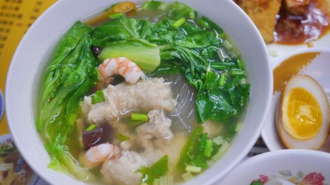 八寶冬粉料多味美,大骨熬製的湯頭清爽卻香味四溢。(圖/瑋瑋美食萬歲提供)