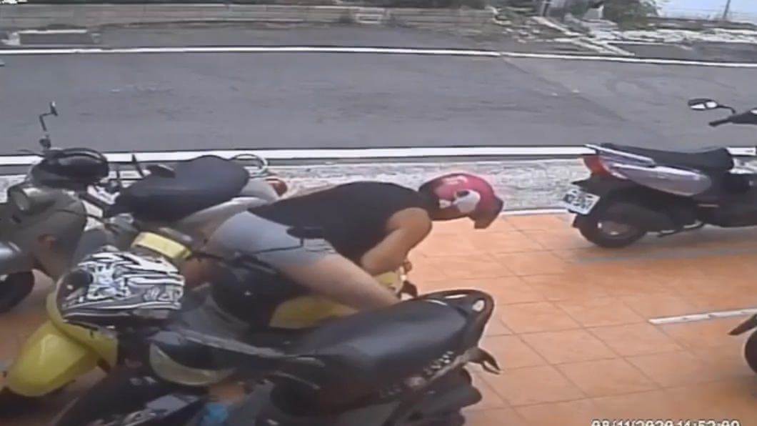 男聞安全帽、脫褲「摩擦」坐墊!女車主兄氣炸公開影片