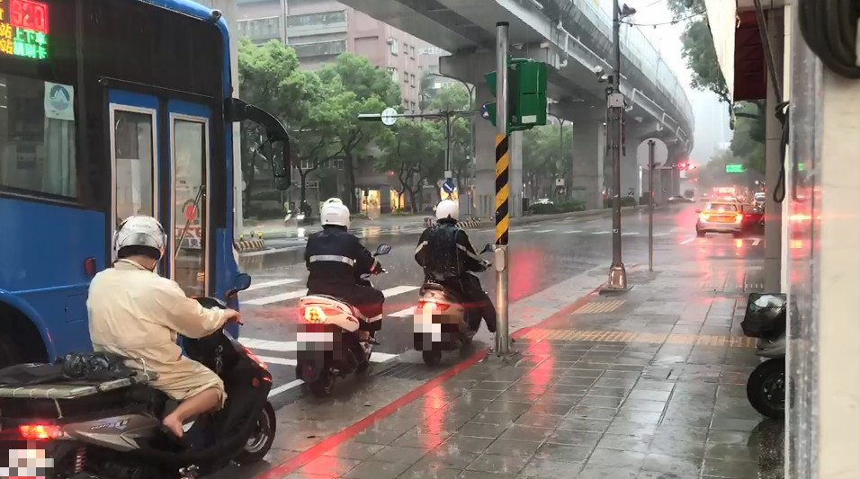 帶傘！全台14縣市大雨特報　北北桃防冰雹、雷擊強陣風