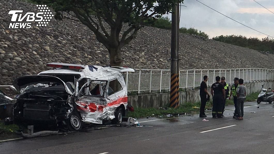 出勤遭大貨車打滑衝撞 3人受傷救護車嚴重變形