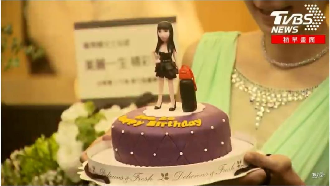 于美人分享,師傅在製作這個蛋糕時,最困難的就是羅姐的瀏海。(圖/TVBS)