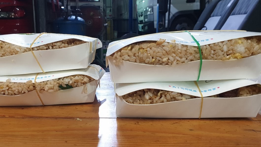 只要50!炒飯滿到溢出餐盒 店址曝光網暴動:還不吃爆