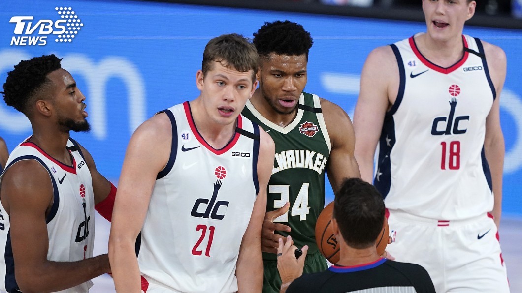 NBA「字母哥」安特托昆博用頭撞人　遭禁賽1場