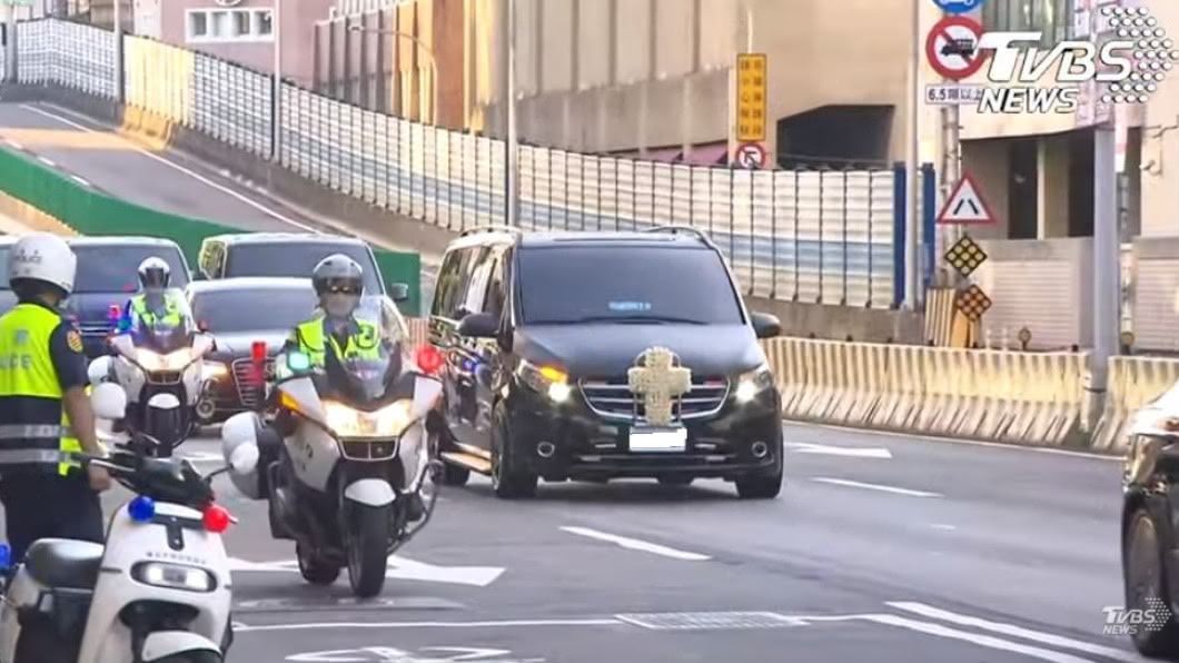 李登輝移靈車隊北榮出發 醫護列隊送最後一程
