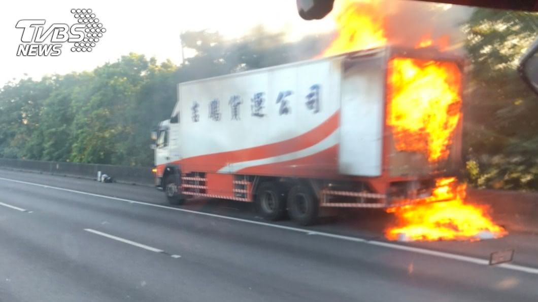 國道一號南屯路段清晨驚傳火燒車。(圖/TVBS)