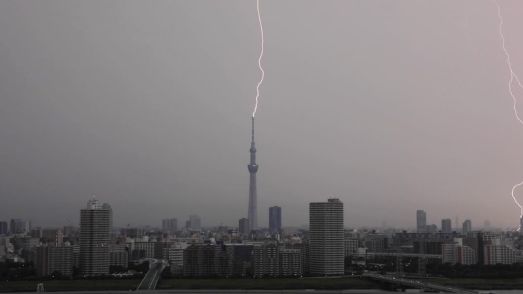 日關東「閃電秀」! 直擊東京晴空塔遭雷劈