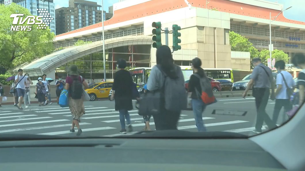禮讓行人反挨撞!駕駛苦求作證秒被拒:在怕什麼?