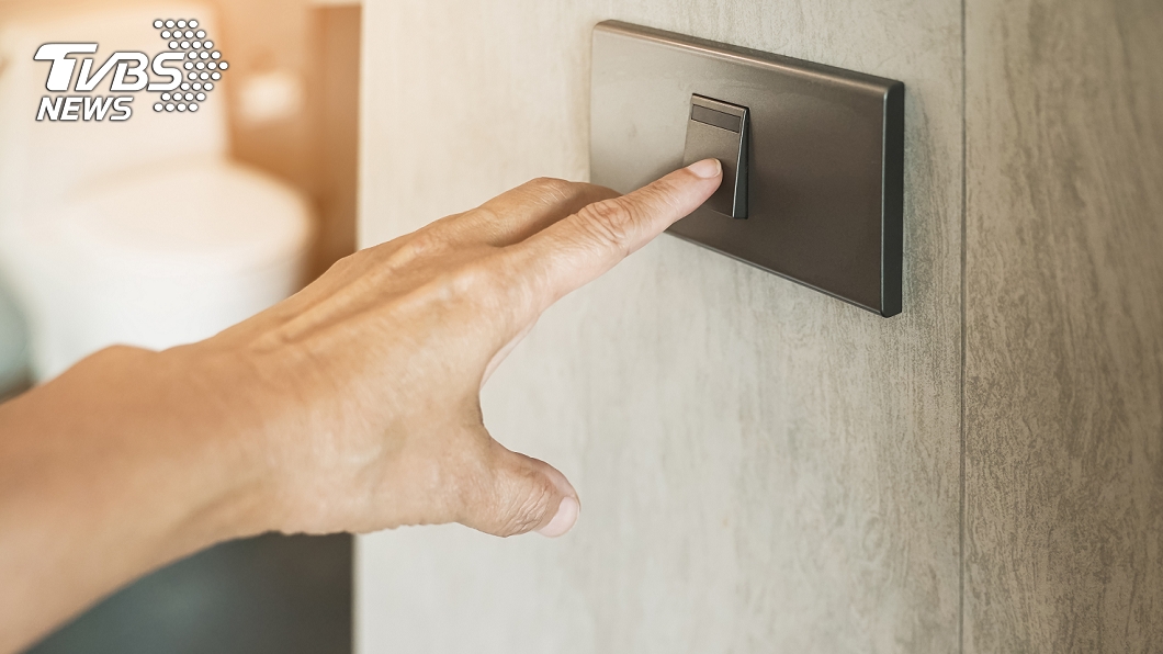 沒付錢不准用!婆婆洗澡被關燈全裸衝出 媳婦下場慘了
