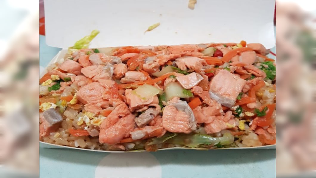 阿嬤開的?塞到餐盒都變形 鮭魚炒飯只要80元
