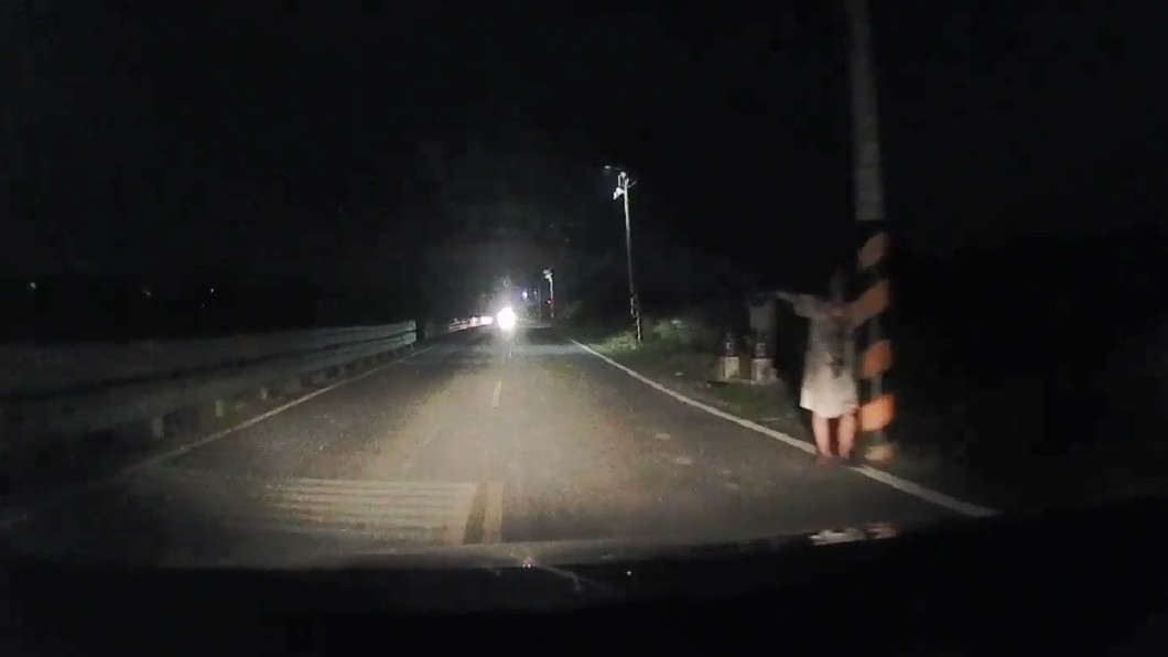 悚!凌晨經過公墓突遇「白衣詭女」招手 他嚇到快閃尿