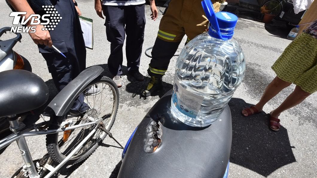 日頭赤炎炎！機車坐墊被燒毀　禍首竟是桶裝水