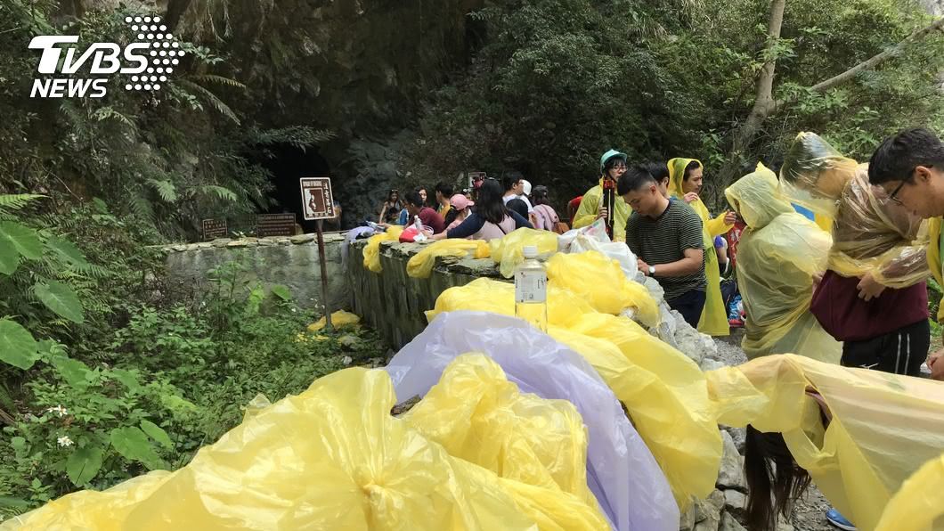 別亂丟!水簾洞外成「雨衣曬衣場」 太管處加強宣導