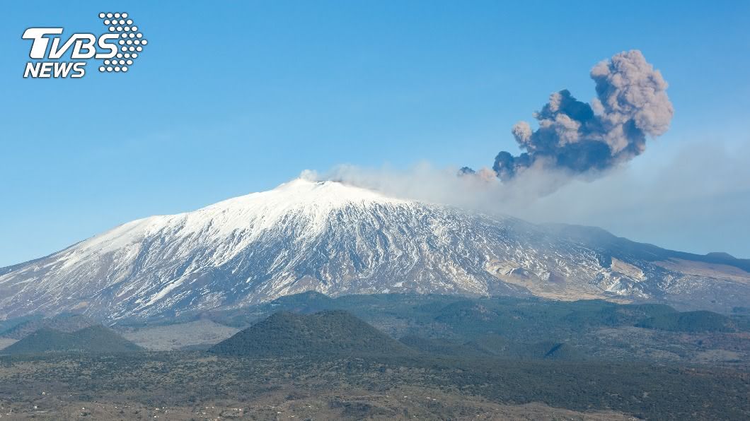 義大利埃特納火山現活動跡象 噴發黑色灰雲